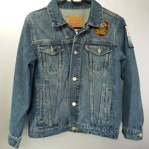 CUTE & FUN GIRLS MEDIUM ( 10-12YRS )LEVI STRAUSS BLUE DENIM JACKET WITH PATCHES.